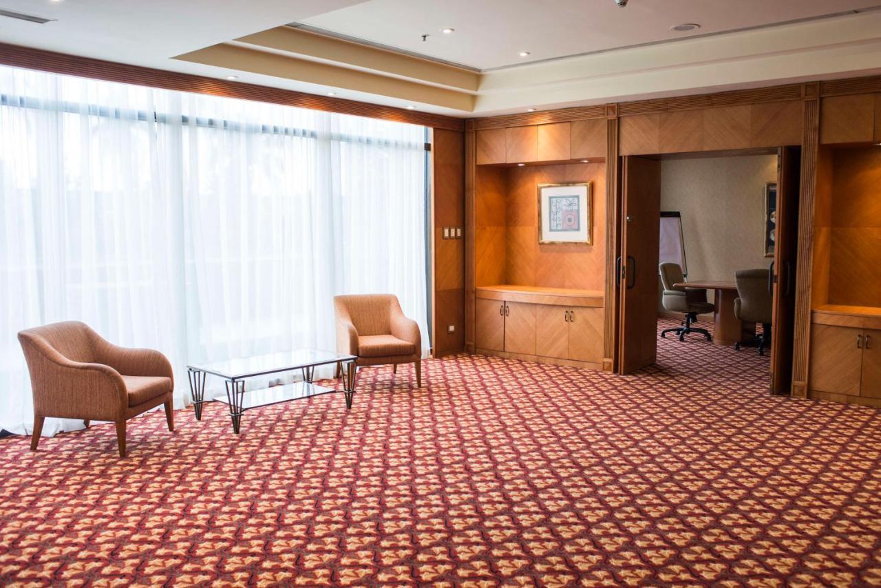 Sheraton Pilar Hotel & Convention Center Exterior foto